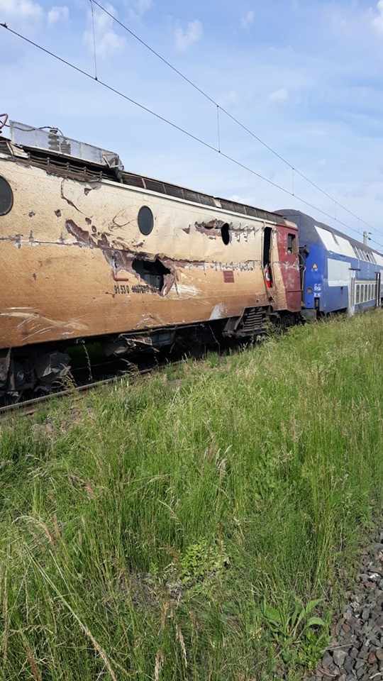 Un tren cu circa 60 de călători a deraiat după ce a lovit un camion - 13