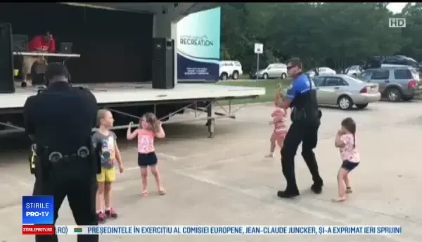 Distracția unui polițist în fața copiilor a devenit virală pe Internet. Ce făcea bărbatul