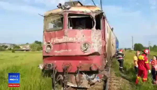 Un tren cu circa 60 de călători a deraiat după ce a lovit un camion