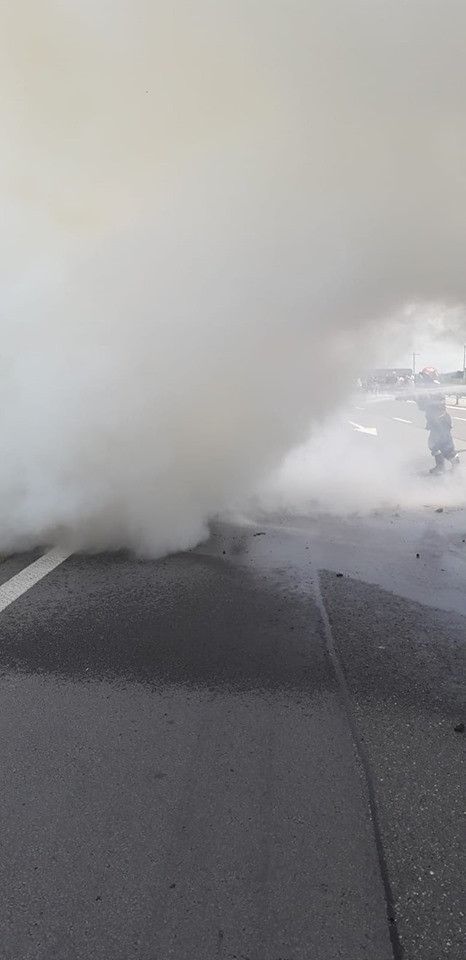 Un BMW a luat foc pe A1. Circulaţia, blocată pe ambele sensuri din cauza fumului. GALERIE FOTO