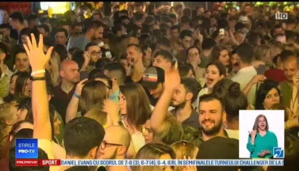 Sute de tineri s-au întors în timp la o petrecere uriașă în centrul Capitalei