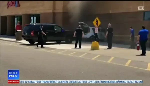 Momentul în care un șofer intră cu bolidul într-o clădire. Mașina a luat foc