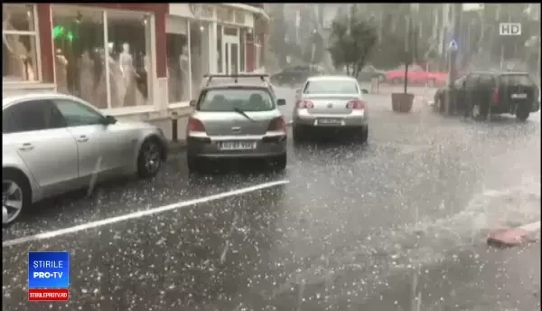 Furtună violentă la Tg. Jiu. Vântul a smuls acoperișul unui bloc și l-a aruncat pe 5 mașini