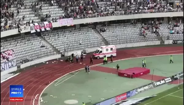 Jandarm căzut la pământ, plin de sânge, în timpul meciului de la Cluj
