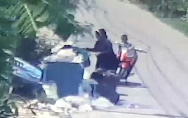 Gestul cumplit făcut de o femeie în prezenţa copilului ei. Cum s-a apărat în faţa poliţiei. VIDEO