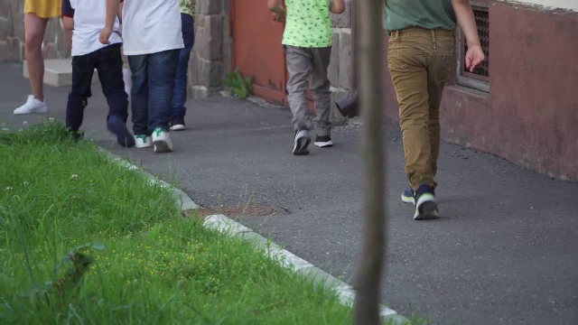 Un băieţel de 7 ani a murit după ce un utilaj a căzut peste el. Unde erau părinţii