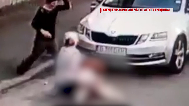 Femeia cu Amstaff-ul care a sfâșiat un cățel, la fel de agresivă ca patrupedul ei. VIDEO