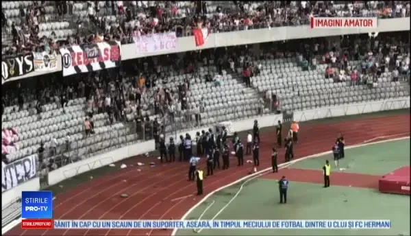 Jandarm căzut la pământ, plin de sânge, în timpul meciului de la Cluj