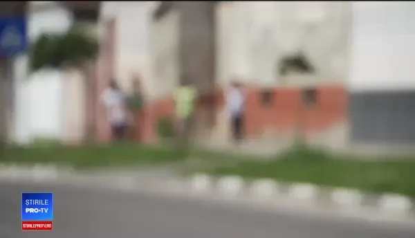 Un băieţel de 7 ani a murit după ce un utilaj a căzut peste el. Unde erau părinţii