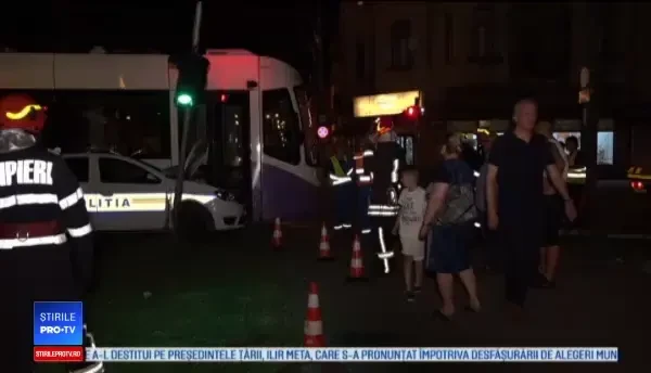 O mașină de poliție militară, împlicată într-un accident cu un tramvai, în Timișoara