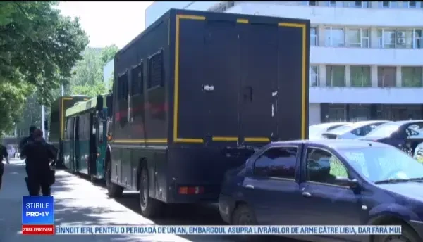 Criza din R. Moldova. Cele două centre de putere formate la Chișinău. Sediul Guvernului, înconjurat de poliție