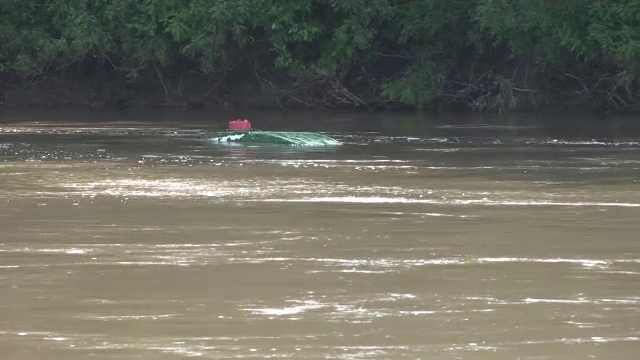 O barcă cu doi bărbaţi s-a răsturnat pe râul Mureş. Intervenție a pompierilor arădeni