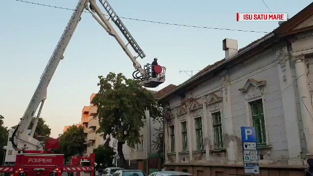 Om fără adăpost, dat jos din podul unei case cu o macara a pompierilor