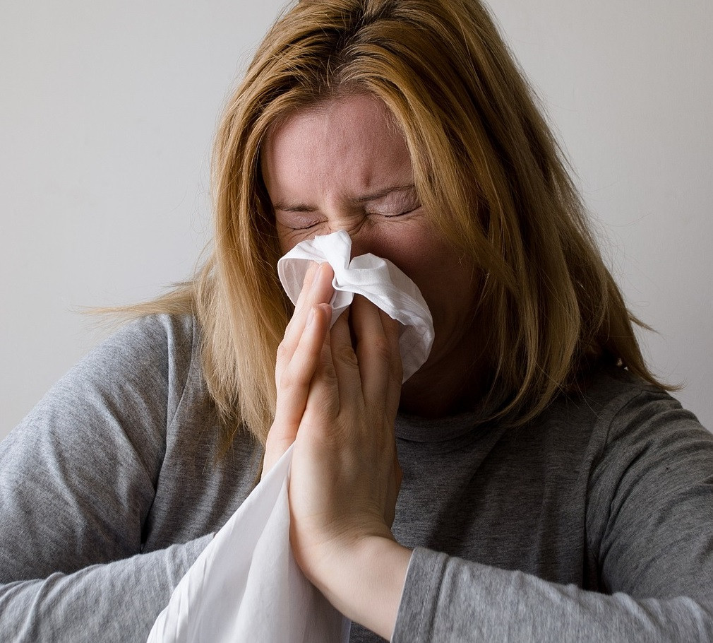Cum facem diferența între rinită alergică și răceală și cum o tratăm