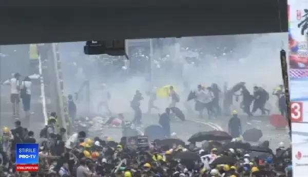 Protestatarii din Hong Kong au înregistrat prima victorie. Parlamentul a fost înconjurat