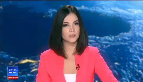 Om fără adăpost, dat jos din podul unei case cu o macara a pompierilor