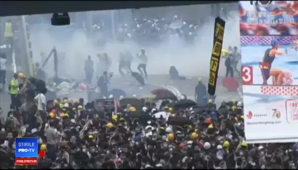 Poliția din Hong Kong a tras cu gloanțe de cauciuc în protestatari. VIDEO