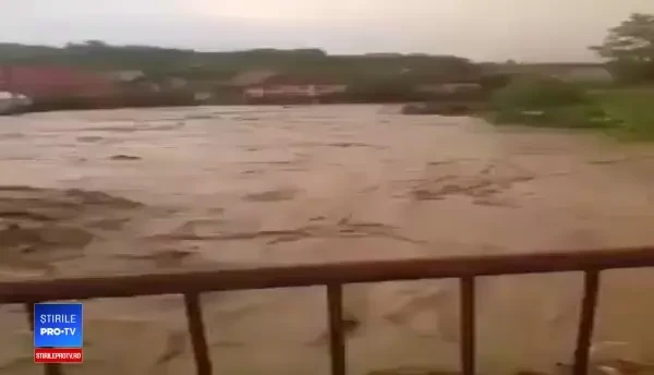 Viitură puternică în Bistrița: oamenii avertizați prin Ro-alert să se adăpostească