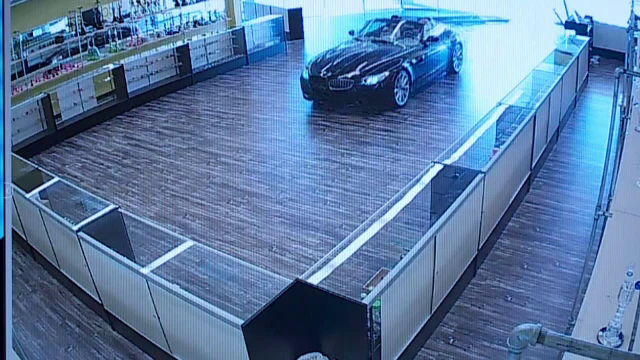 O femeie a apăsat pedala de acceleraţie şi a trecut prin vitrină unui magazin. Ce au descoperit poliţiştii