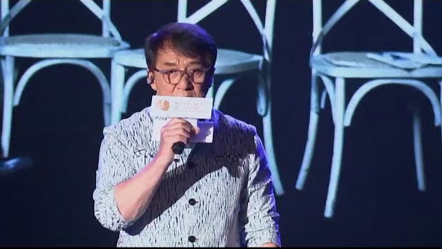 Jackie Chan nu este doar un maestru al artelor marţiale, ci şi un talentat cântăreţ