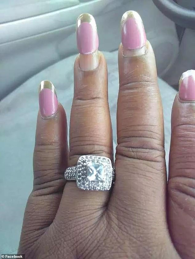 O femeie a vrut să se laude cu inelul de logodnă pe Facebook, însă în poză a apărut altceva