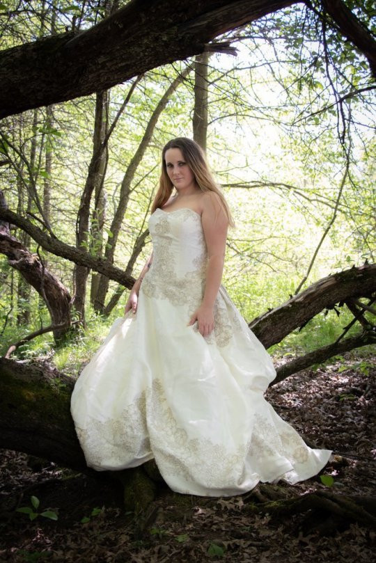 Cum apare femeia din imagine după ce îşi dă jos rochia de mireasă. Pozele au făcut înconjurul lumii