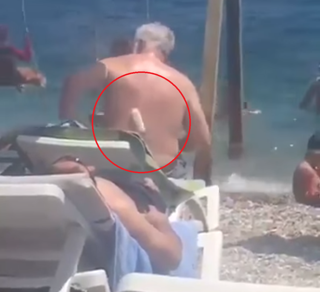 Momentul în care un turist își dă cu loțiune de plajă folosind un trafalet. VIDEO