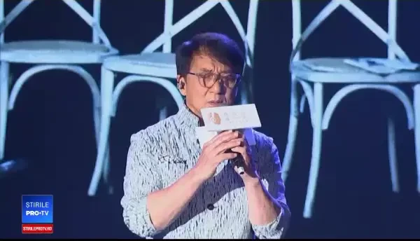 Jackie Chan nu este doar un maestru al artelor marţiale, ci şi un talentat cântăreţ