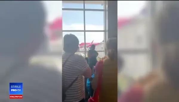 Cursă Wizz Air amânată 16 ore. Pasagerii acuză: Erau oameni cu copii, cereau 20 lei pe lapte