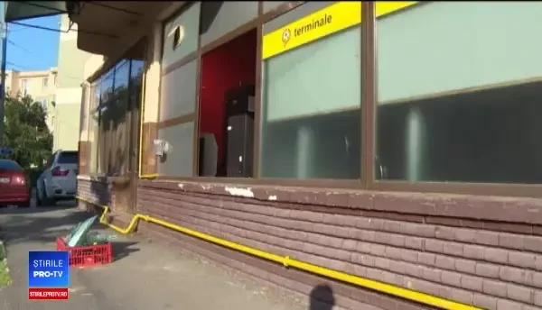 Jaf la o casă de pariuri din Târgu Jiu. Trei tineri mascați au spart cu barosul seiful