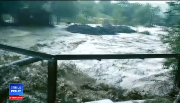 În Bistrița s-a rupt cerul: maşini, excavatoare și gospodării măturate de viitură. VIDEO