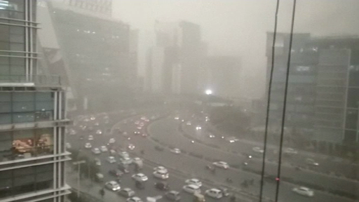 O uriaşă furtună de nisip a acoperit capitala Indiei. Imaginile spectaculoase