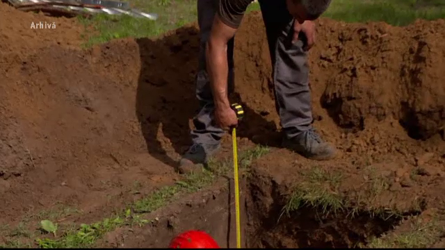 Doi bărbați au fost loviți de trăsnet în timp ce săpau un mormânt în cimitir