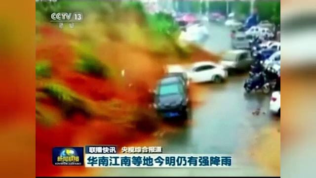 Momentul în care torentul de noroi înghite mașini și construcții, în China