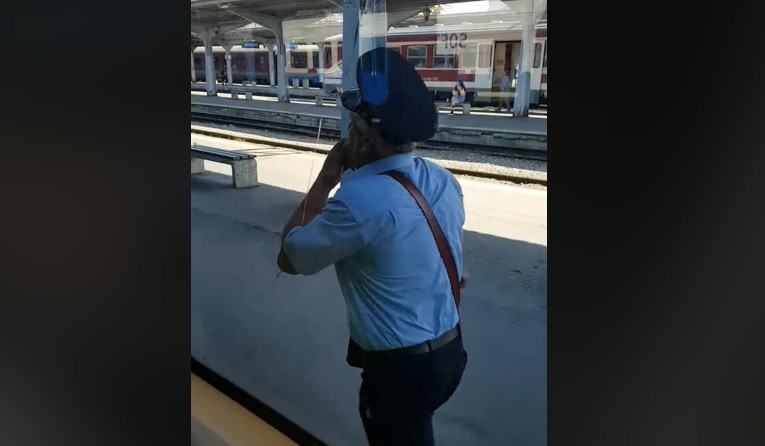 ”Nașul” unui tren a fost uitat pe peron, Gara de Nord. Un călător a filmat momentul