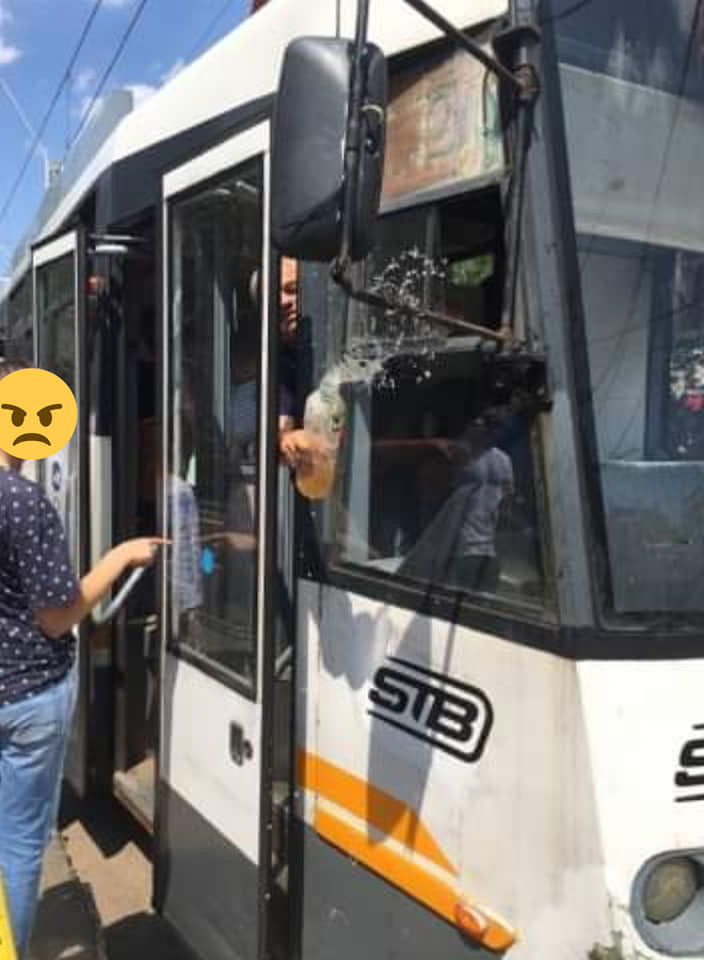 Scandal într-un tramvai din București. O femeie a fost stropită cu suc de vatman. FOTO