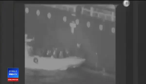 Pentagonul a făcut publice imagini despre care americanii afirmă că surprind o mică şalupa militară lângă un petrolier