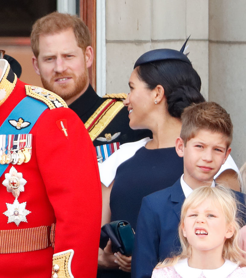 Moment jenant între Prințul Harry și Meghan Markle în fața familiei regale și a publicului