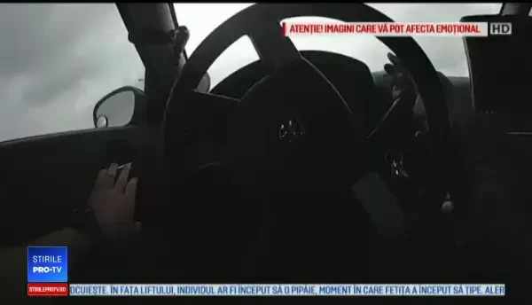 Un tânăr scapă cu viață, după ce cade de pe un pod. Momentul surprins de un polițist. VIDEO