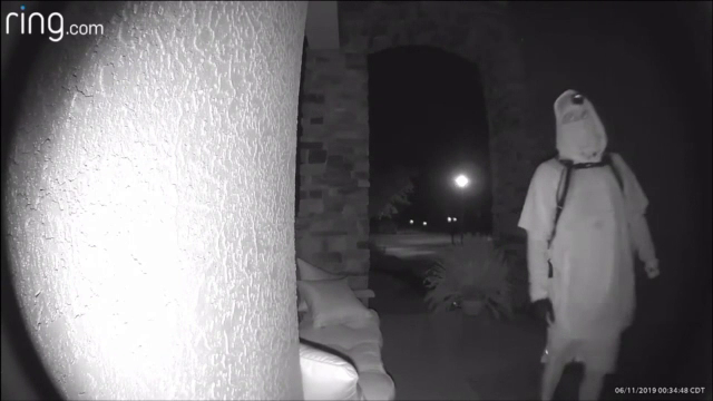 Un bărbat, filmat noaptea cu mască şi o lampă de miner pe cap. Ce le-a făcut unor localnici