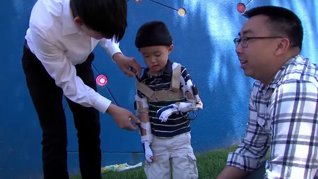 O nouă șansă la fericire pentru un băiețel de 5 ani, cu brațele paralizate. Reacția tatălui