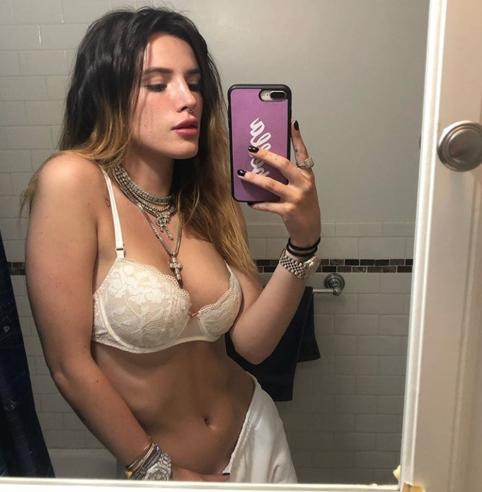 O actriță și-a publicat pozele nud pentru a nu mai fi șantajată de hackeri. FOTO