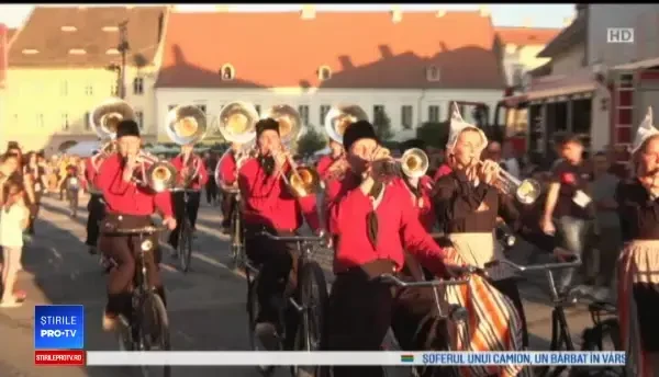 Reacția unor turiști din Canada, când ajung la Festivalul de Teatru din Sibiu: „Uimitor!”