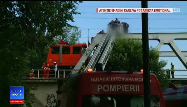 Doi adolescenți au fost electrocutați, duminică, pe podul CFR din Herăstrău