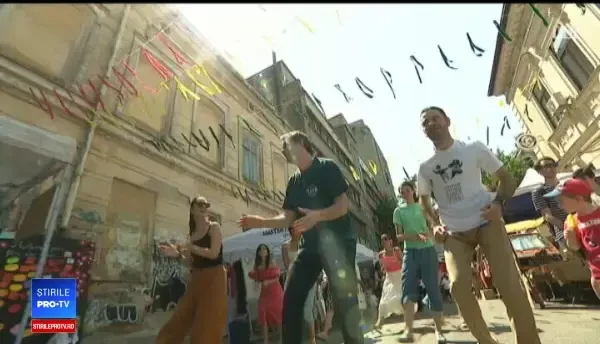 Street Delivery 2019. Un tânăr a vândut limonadă pentru a ajuta copii bolnavi