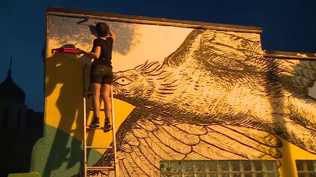 ”O gură de aer curat” pentru Bucureşti. Povestea festivalului care a adus poezia în stradă