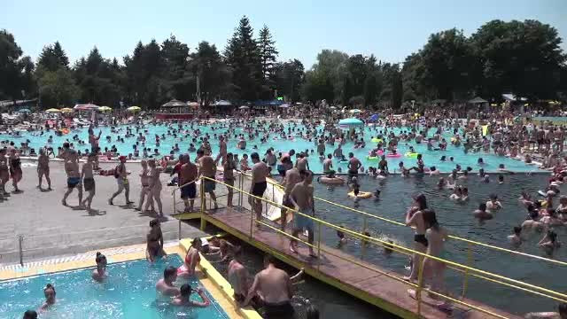 Ștrandul luat cu asalt de români, pentru a scăpa de temperaturile de 40 de grade