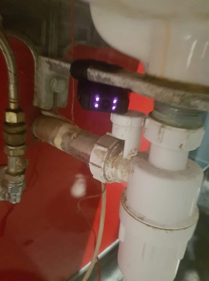 Descoperirea revoltătoare făcută de o mamă &icirc;n toaleta unei cafenele. A sunat imediat poliția