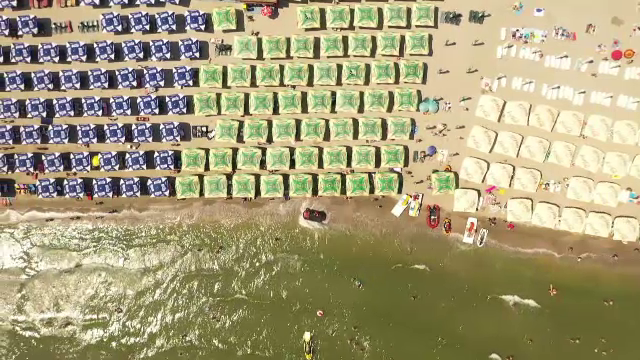 Cât de periculoase sunt şezlongurile, aşezate chiar în buza mării. Imagini filmate cu o dronă pe litoral