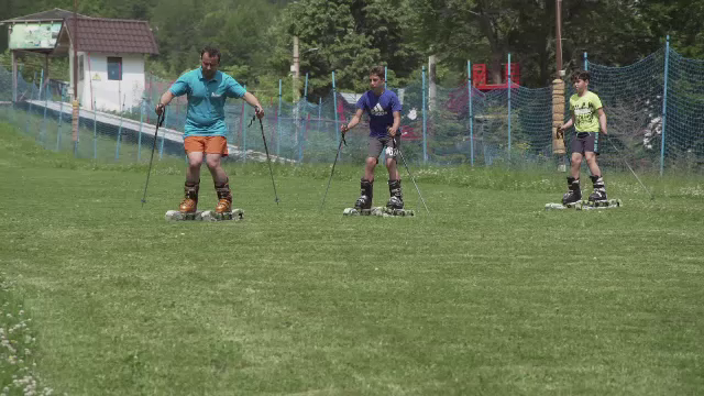 Noua atracţie a verii: schi în zi caniculară. Cât scot din buzunar cei care vor să testeze